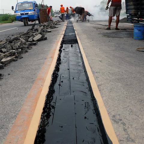 Many workers are building the expressway with asphaltic plug joint expressway.