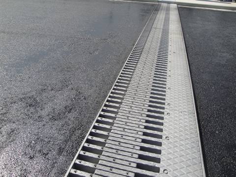 This is a bridge that is connected with finger expansion joints.