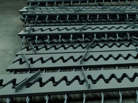 Many finger expansion joints with sharp fingers